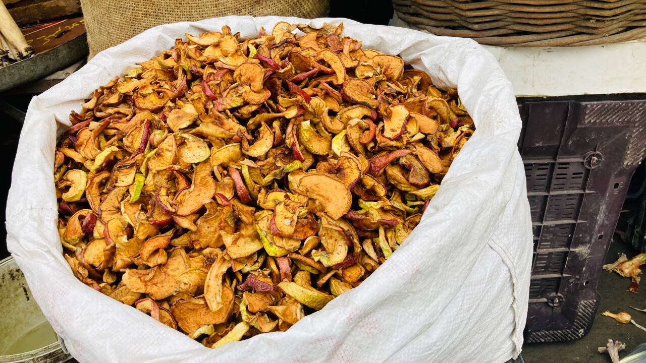 Dried quince apple is one of the most cherished types of Kashmiri Hokh Syun. Special care is taken to select the best quality quince apples which are then sun-dried under hygienic conditions. Drying them out intensifies the flavour and gives them a unique texture. Dried quince apple is finally cooked with some yogurt and meat. (Photo by Irfan Amin Malik)