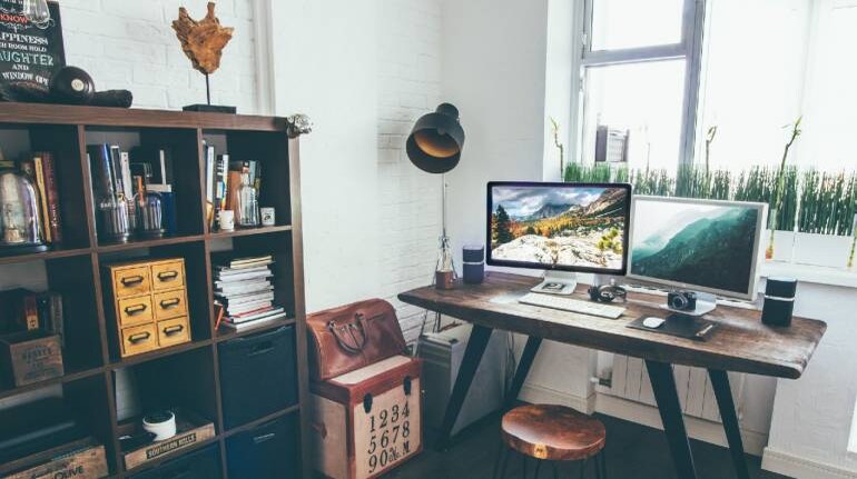 This sleek singular office table comes with multi-levels good for