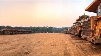 Mining machinery at a Goa mine brought to a halt by Supreme Court of India’s February 2018 judgment. Photo by Meera Mohanty/Mongabay.