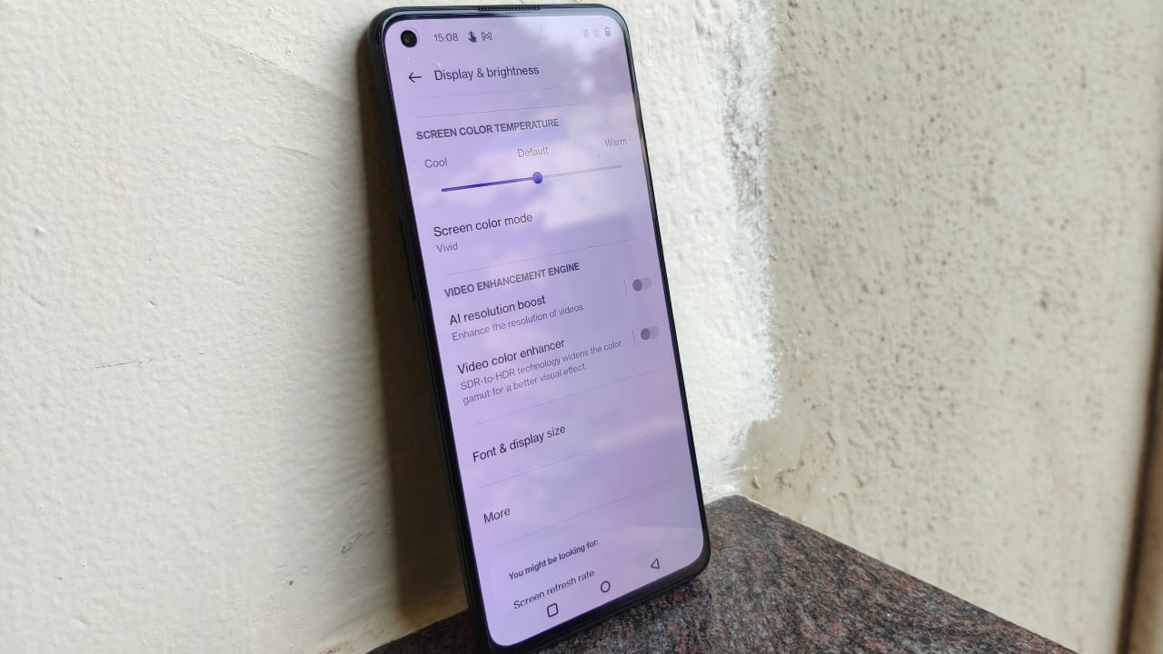 OnePlus hasn’t skimped out on the display here. The phone opts for a 6.62-inch E4 OLED panel from Samsung with an FHD+ (2400 × 1080 pixels) resolution. The screen features a 120Hz refresh rate and a touch sampling rate of 300Hz (or up to 600Hz when gaming), which makes for a rather smooth gaming and navigation experience. The screen’s 20:9 aspect ratio also makes consuming entertainment on it rather comfortable. 