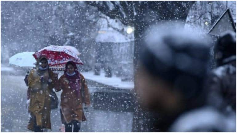 Road, air traffic hit by snowfall in Kashmir, landslide in Jammu; avalanche warning issued for hills - Vimarsana News