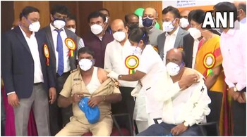 Karnataka CM Basavaraj Bommai launches rollout of precaution dose vaccination for healthcare workers, frontline workers and persons aged above 60 with co-morbidities at Sri Atal Bihari Vajpayee Medical College in Bengaluru. Image: ANI.
