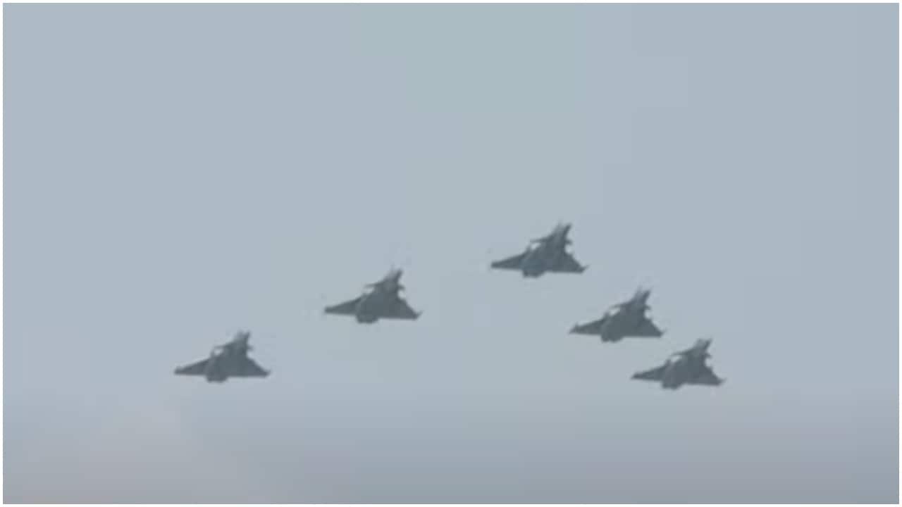 'Vinaash' formation compromising five Rafale flying in Arrowhead formation at Republic Day parade. 'Vinaash' formation compromising five Rafale flying in Arrowhead formation at Republic Day parade.