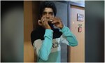 Agen Zomato memainkan melodi Hindi untuk pelanggan.  Video viral memenangkan hati