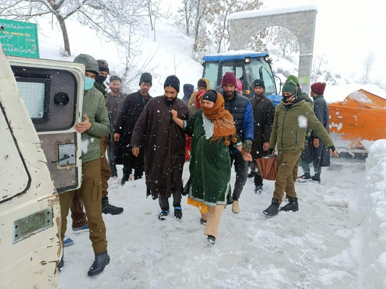 J&K police personnel can be seen rescuing pregnant women who were stuck during the snowfall in south Kashmir's Shopian.  
