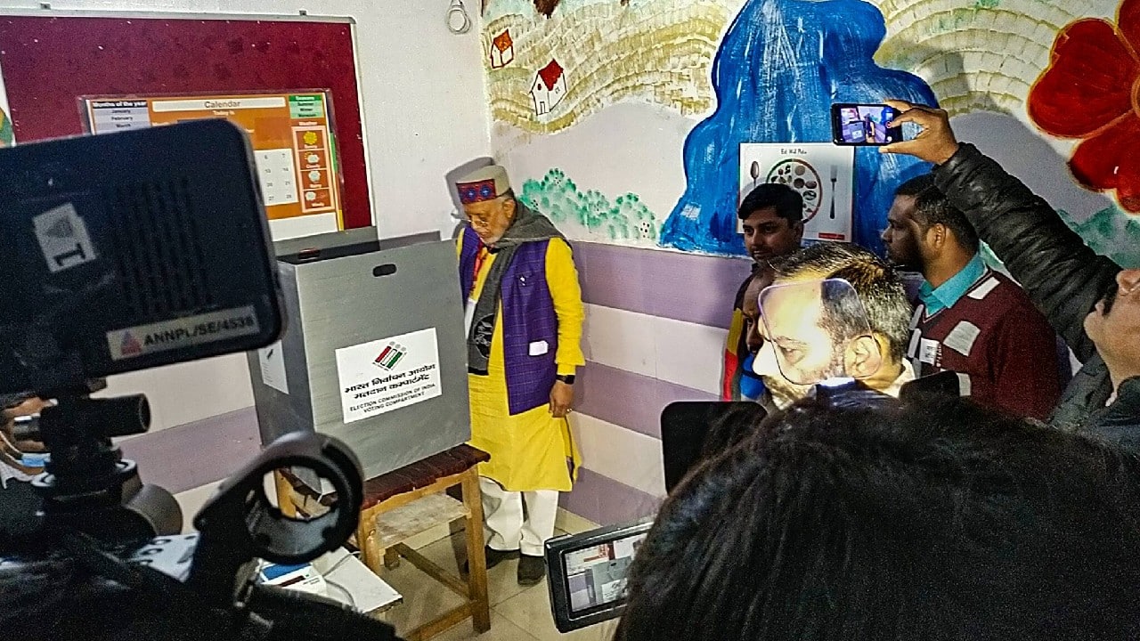 UP Finance Minsiter Suresh Khanna, who is contesting from Shahjahanpur, casts his vote in Shahjahanpur during the second phase of UP Assembly Polls on February 14. (Image: PTI)