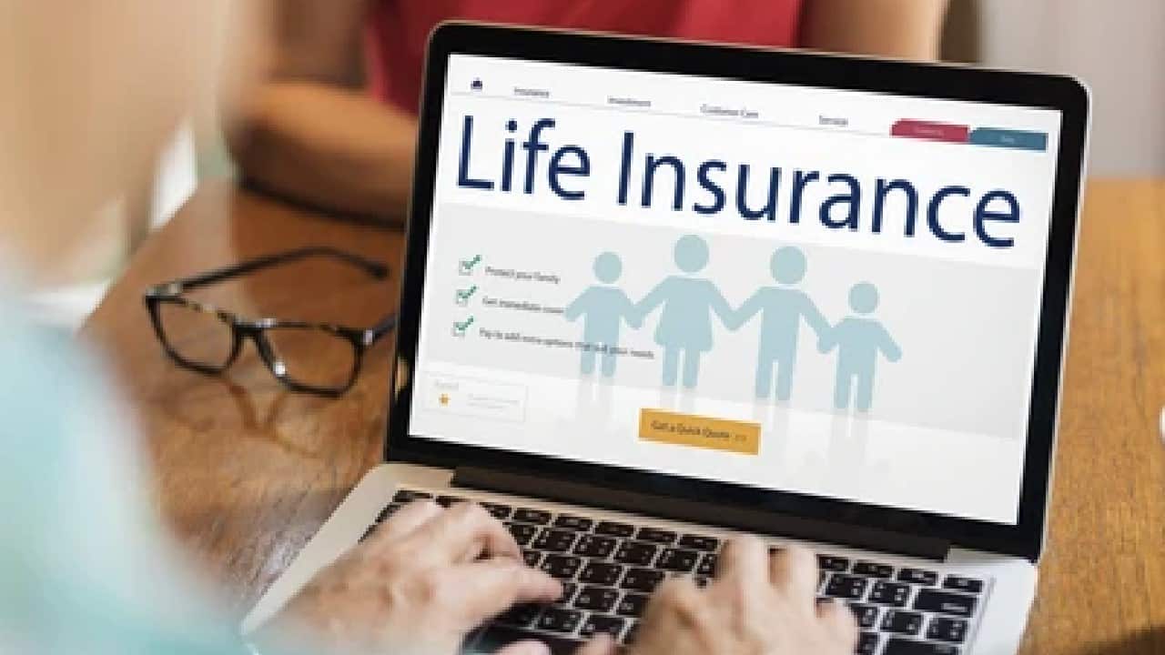 Which private life insurance stock offers best risk-reward?