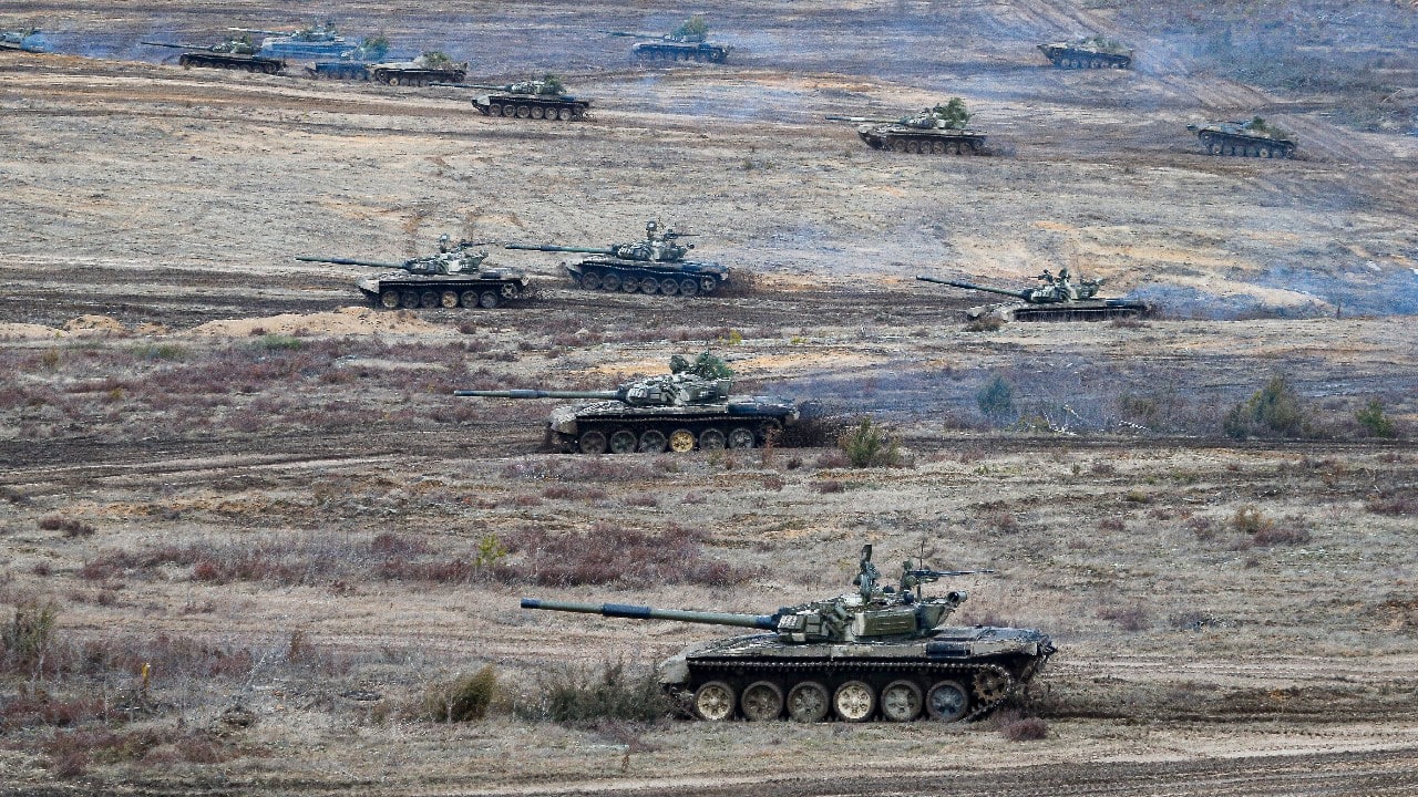 Tanks move during the Union Courage-2022 Russia-Belarus military drills at the Obuz-Lesnovsky training ground in Belarus, February 19. (Image: AP)