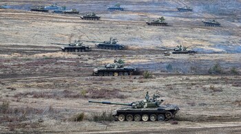 Tanks move during the Union Courage-2022 Russia-Belarus military drills at the Obuz-Lesnovsky training ground in Belarus, February 19. (Image: AP)
