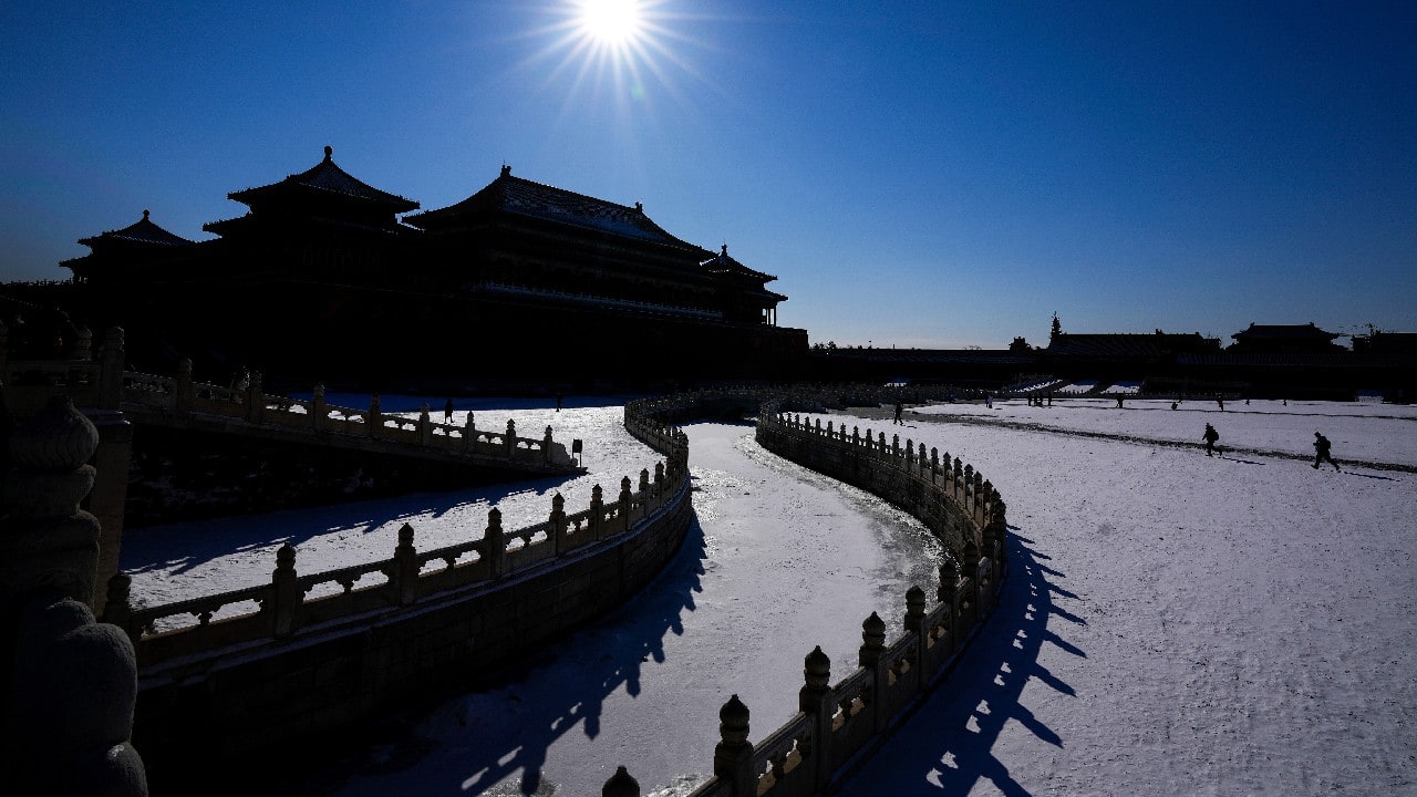 Journalists covering outside the 2022 Winter Olympics, visit the Forbidden City partially covered with snow during a media organized tour in Beijing, February 14. (Image: AP)