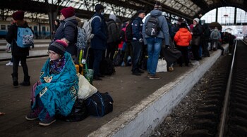 At the train station in Lviv on February 27, the lucky were able to board a train bound for Chop on the border with Hungary. Others had to wait to see if another train would arrive. (Image: AP)