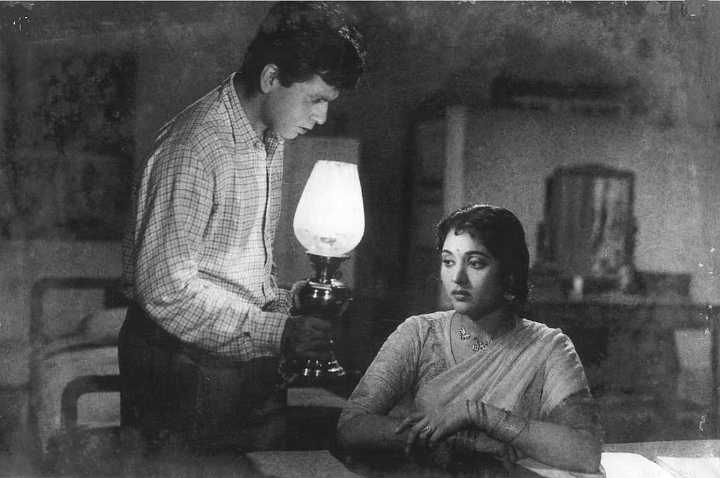 Vyjayanthimala with Dilip Kumar in Bimal Roy's 'Madhumathi' (1958). (Image via Wikimedia Commons)
