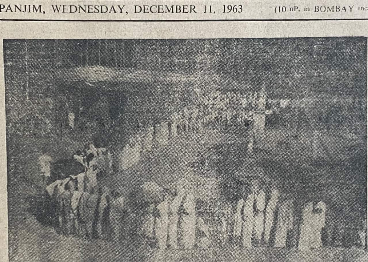 Polling was held between 8 am and 5 pm, and women voters outnumbered men in most of the 427 polling stations. Despite sultry weather, Goa's voter turnout was over 75%. Heavy polling was recorded at Panjim, Margao, Navelim, Ponda, Marmagao, Quepem. This photo shows a queue outside a polling booth in Santa Cruz. (Images/information sourced from the Archives of Krishnadas Shama State Central Library at Patto Centre, Panaji, Goa (www.centrallibrary.goa.gov.in))