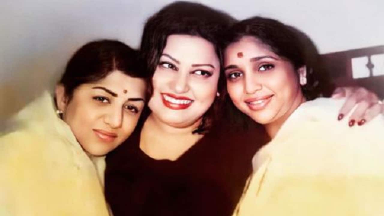 The nightingale is silent. Meri Awaaz Hee Pehchaan hai…