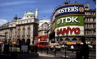 Piccadilly Circus, London, in 1992. Foster's reached UK shores in 1972, and quickly became popular there. (Photo: Matthias Prinke via Wikimedia Commons 2.5)