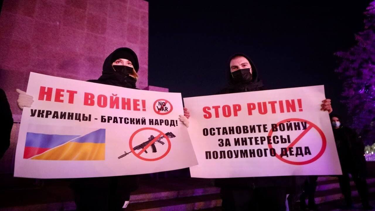 'No to war': Russians protest Putin's Ukraine invasion with placards, slogans | Watch