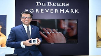 Mr. Sachin Jain, Managing Director, De Beers India showcasing a 10 carat De Beers Forevermark diamond at the 10th De Beers Forevermark Forum.