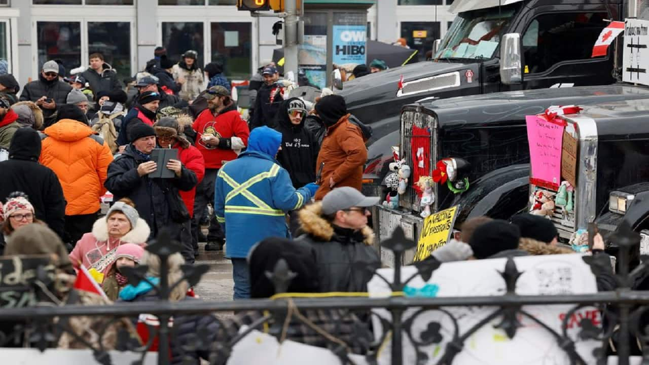 US-Canada Border Crossing Blocked By Canadian Truckers Protesting ...