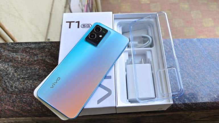 The Vivo T1 5G has officially been unveiled in India. The new Vivo T1 is an affordable 5G phone that arrives with a Snapdragon 695 SoC, a 120Hz display, a large cooling system, and a 5,000 mAh battery. Vivo’s T moniker stands for ‘Turbo’, which suggests that the handset is designed for gaming. So let’s find out if the Vivo T1’s Rs 15,990 base price tag is justified in this brief hands-on review.