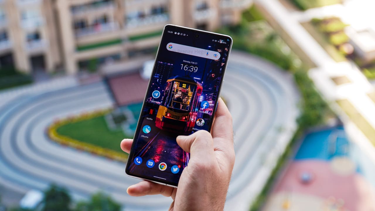 iQOO 9 Pro display comes with a 120Hz refresh rate support.