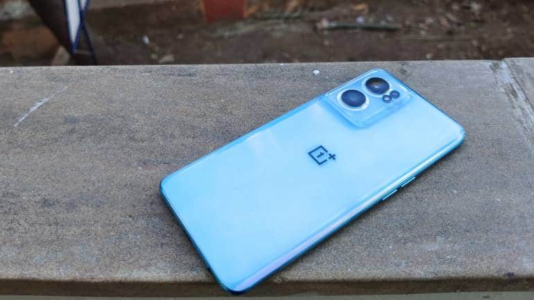 OnePlus recently dropped a new addition to its Nord lineup in India. The OnePlus Nord CE 2 is the latest 5G smartphone to join the ranks of the Nord series. The Nord CE 2 debuts in India’s under Rs 25,000 segment, bringing solid upgrades over its predecessor at a slightly higher cost. As things stand, the OnePlus Nord CE 2 is a far cry from the OnePlus 9 series, in fact, it is a step down from the OnePlus Nord 2. However, it is also one of the most affordable OnePlus smartphones to debut in India. So, let’s find out just how much has changed and is it for the better or worst in our OnePlus Nord CE 2 review.