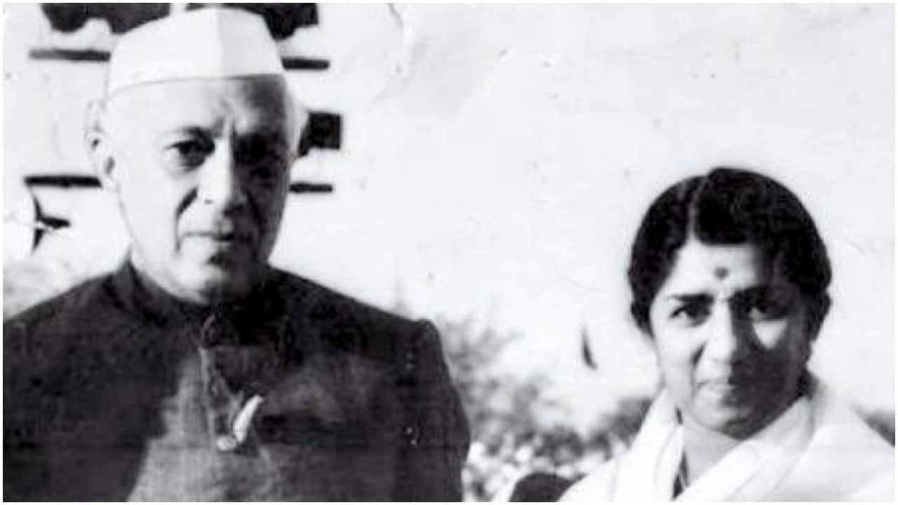 Lata Mangeshkar with Jawaharlal Nehru. (Image credit: @mangeshkarlata/Twitter)