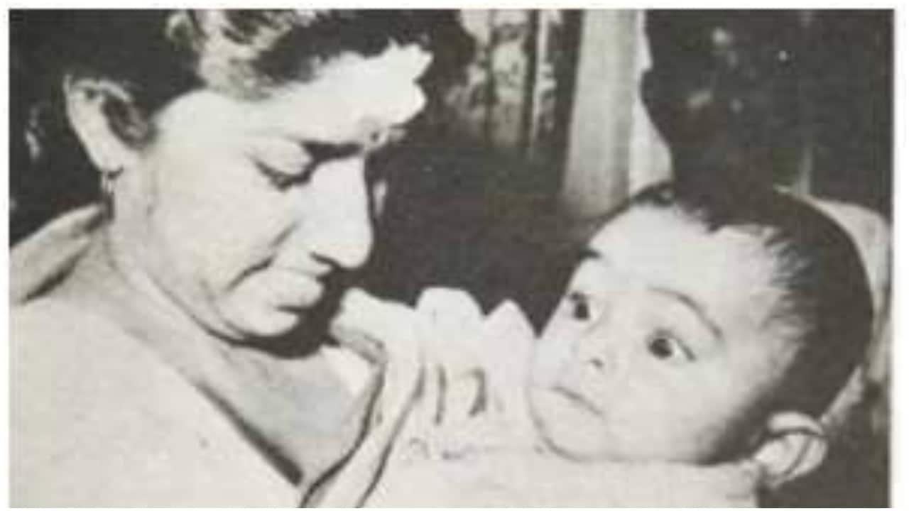 Recognise the actor Lata Mangeshkar is carrying in her arms?