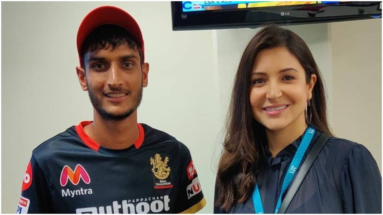 Shahbaz Ahmed with actor and then RCB captain Virat Kohli's wife Anushka Sharma. (Image credit: @viralbhayani77/Twitter)