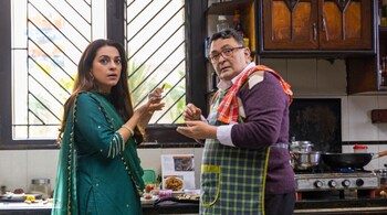 Juhi Chawla and Rishi Kapoor in 'Sharmaji Namkeen'.