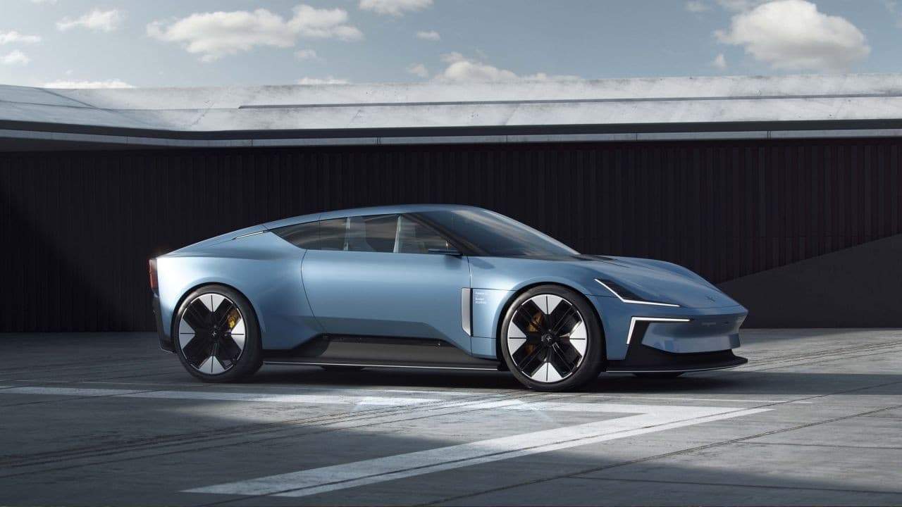 The length of the O2 is most apparent when viewed from the side, especially with the large dual-tone alloy rims that hold the car up. And, of course, cameras instead of rear-view mirrors finish off the look. (Image: Polestar)