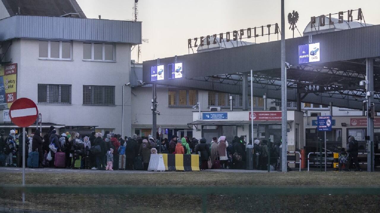 Poland was already home to 1.5 million Ukrainians before Russia invaded. Across the country people are mobilising with offers of accommodation, money, clothes and work for the new arrivals. (Source: AFP)