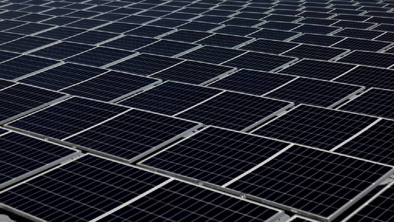 Touted by the authorities as the &quot;world's largest floating hydro-solar farm&quot;, the Sirindhorn dam project in the northeastern province of Ubon Ratchathani is the first of 15 such farms Thailand plans to build by 2037. (Source: AFP)