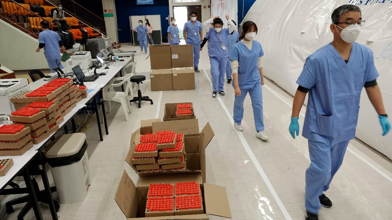 Part of the reason for the bleak situation lies in Hong Kong's low vaccination rate, which lags behind many countries. Currently, only about 77 percent of its population have received both doses of a vaccine, compared to 92 percent in Singapore, and over 80 percent in Japan, Canada and mainland China. (Image: AP) Part of the reason for the bleak situation lies in Hong Kong's low vaccination rate, which lags behind many countries. Currently, only about 77 percent of its population have received both doses of a vaccine, compared to 92 percent in Singapore, and over 80 percent in Japan, Canada and mainland China. (Image: AP)
