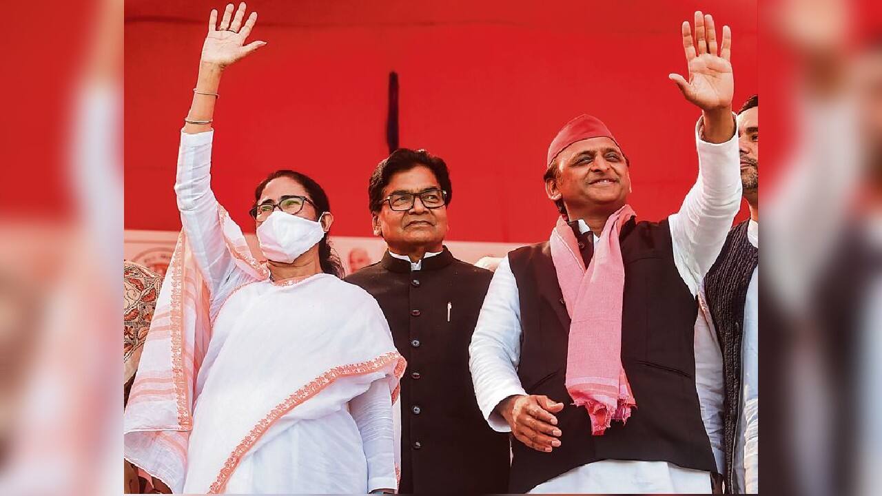 West Bengal Chief Minister Mamata Banerjee, who is supporting SP-led alliance, campaigning in Varanasi with Samajwadi Party President Akhislesh Yadav. (Image: PTI)