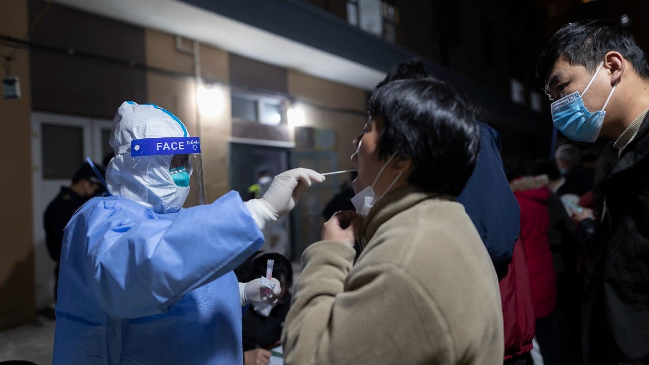 The city has recorded 713 cases in March, of which 632 are asymptomatic cases. China counts positive and asymptomatic cases separately in its national numbers. Signs of normal life in Shanghai are abating, as schools switched to remote learning and office buildings closed. Shanghai has primarily relied on locking down single buildings instead of the whole city. (Image: AP)