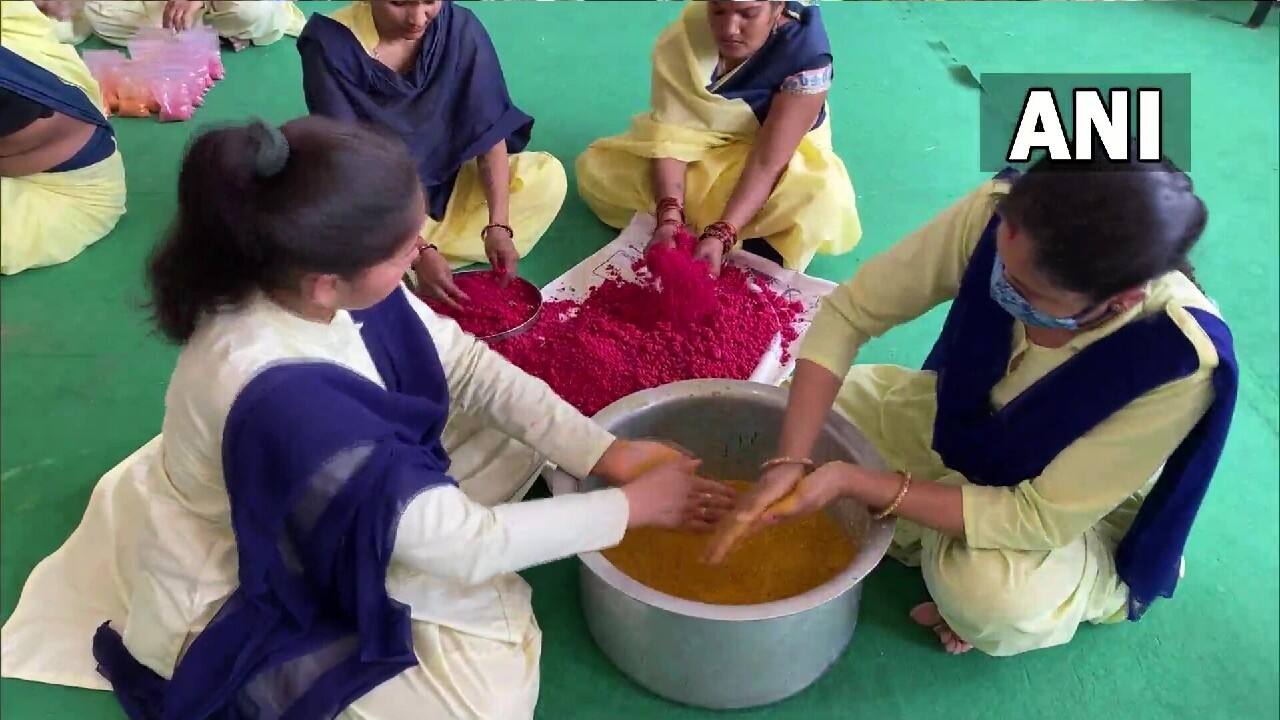 Female inmates of Indore's Central Jail prepare herbal colours on the occasion of Holi. (Image: Twitter @ANI)