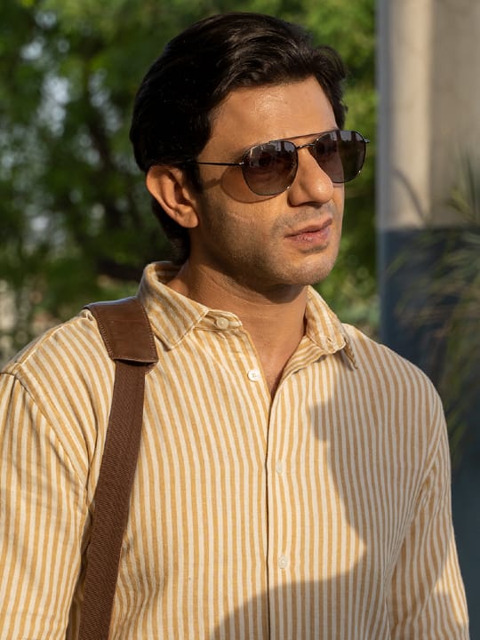 Arjun Mathur as journalist Tarush Khetrapal in Jugaadistan 1