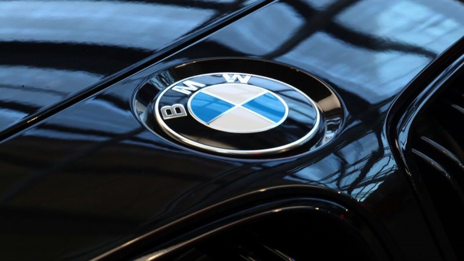 BMW cuts 2022 profit forecast for car segment due to Ukraine war