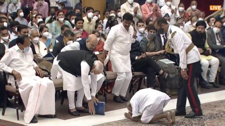 Watch: 125-year-old yoga guru receives Padma Shri. PM Modi bows in tribute