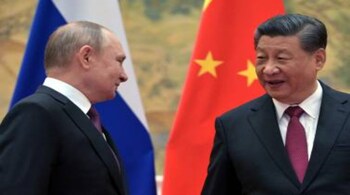Russian President Vladimir Putin (L) and Chinese President Xi Jinping (R)