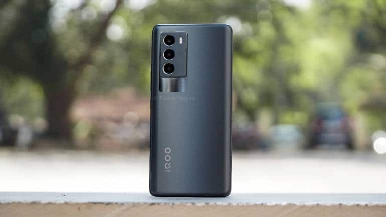 With Snapdragon 888, an intelligent display chip and some software tricks, the iQOO 9 SE will not disappoint the gamer in you. The fairly large 6.62-inch AMOLED display also has a 120Hz refresh rate and 300Hz touch sampling rate for that buttery smooth experience. Battery capacity might not be the best-in-class here but you can expect about a day’s worth of juice depending on your use case.