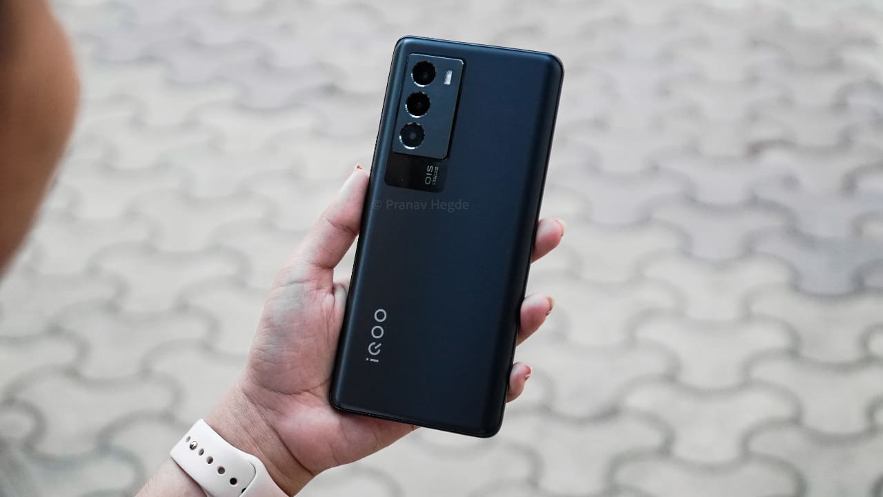 iQOO 9 SE Review: A new performance champ that packs a punch over the rivals