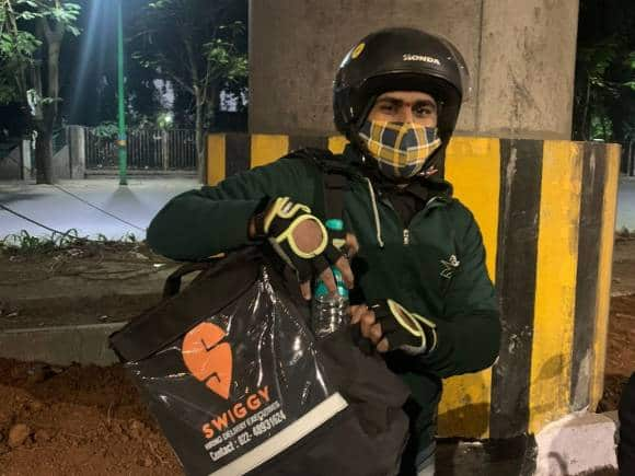 How A Swiggy Delivery Agent Helped Strangers With Fuel From His Own Bike