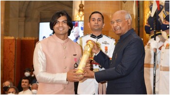 Neeraj Chopra receives his Padma Shri from President Ram Nath Kovind at the Rashtrapati Bhavan in Delhi on Monday. (Image credit: @Neeraj_chopra1/Twitter)