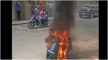 Ola scooter catches fire in Pune (Image credit: Screengrab from video tweeted by @saharshd)