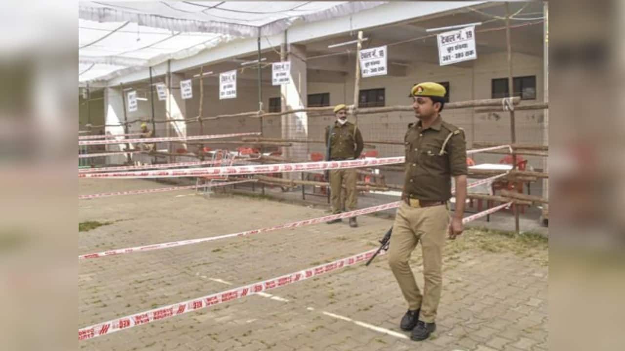 A three-layer security set-up has been made comprising of central police forces, PAC (Provincial Armed Constabulary) and the state police. Officials said 625 gazetted officers of UP Police - 1,807 inspectors; 9,598 sub-inspectors, 11,627 head constables and 48,649 constables have also been put on duty. (Image: PTI)