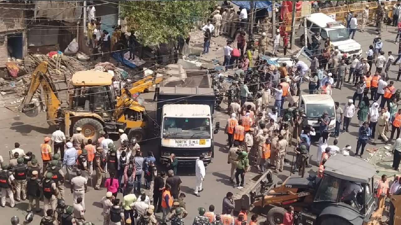 The SC stopped the anti-encroachment drive by authorities in violence-hit Jahangirpuri area, and agreed to hear a petition challenging the action of the civic bodies allegedly aimed against the riot accused. The court will hear the matter on April 21. (Image: News18)