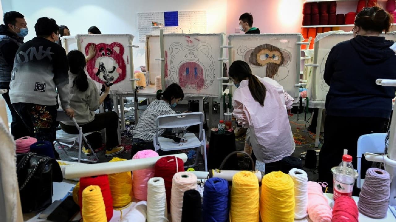 Every weekend, Beijing's iHome tufting workshop attracts flocks of young handicraft lovers who spend the day carefully weaving yarn. (Source: AFP) Every weekend, Beijing's iHome tufting workshop attracts flocks of young handicraft lovers who spend the day carefully weaving yarn. (Source: AFP)