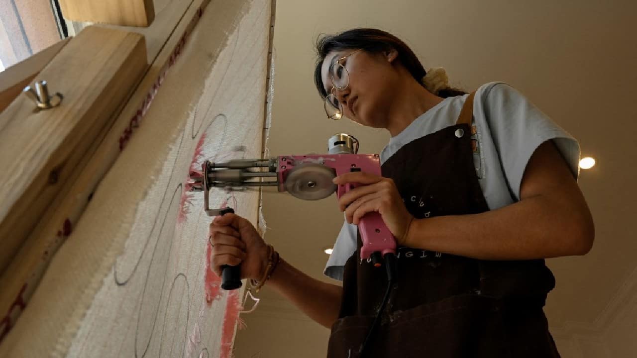 Tufting's popularity has been hugely boosted by online influencers. "Making this gave me a sense of satisfaction," said Shi Ba, an influencer reviewing workshops for her online followers. (Source: AFP) Tufting's popularity has been hugely boosted by online influencers. "Making this gave me a sense of satisfaction," said Shi Ba, an influencer reviewing workshops for her online followers. (Source: AFP)