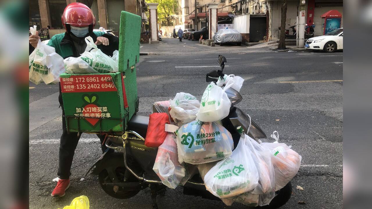 Official plans in late March called for suspending access to districts of Shanghai for four days at a time while residents were tested. After case numbers soared, that changed to an indefinite citywide shutdown with only a few hours’ notice. Despite a promise by city officials to improve food supplies, residents said online grocers often sold out early in the day or were unable to deliver. Vendors said they added hundreds of employees to speed deliveries. (Image: AP)